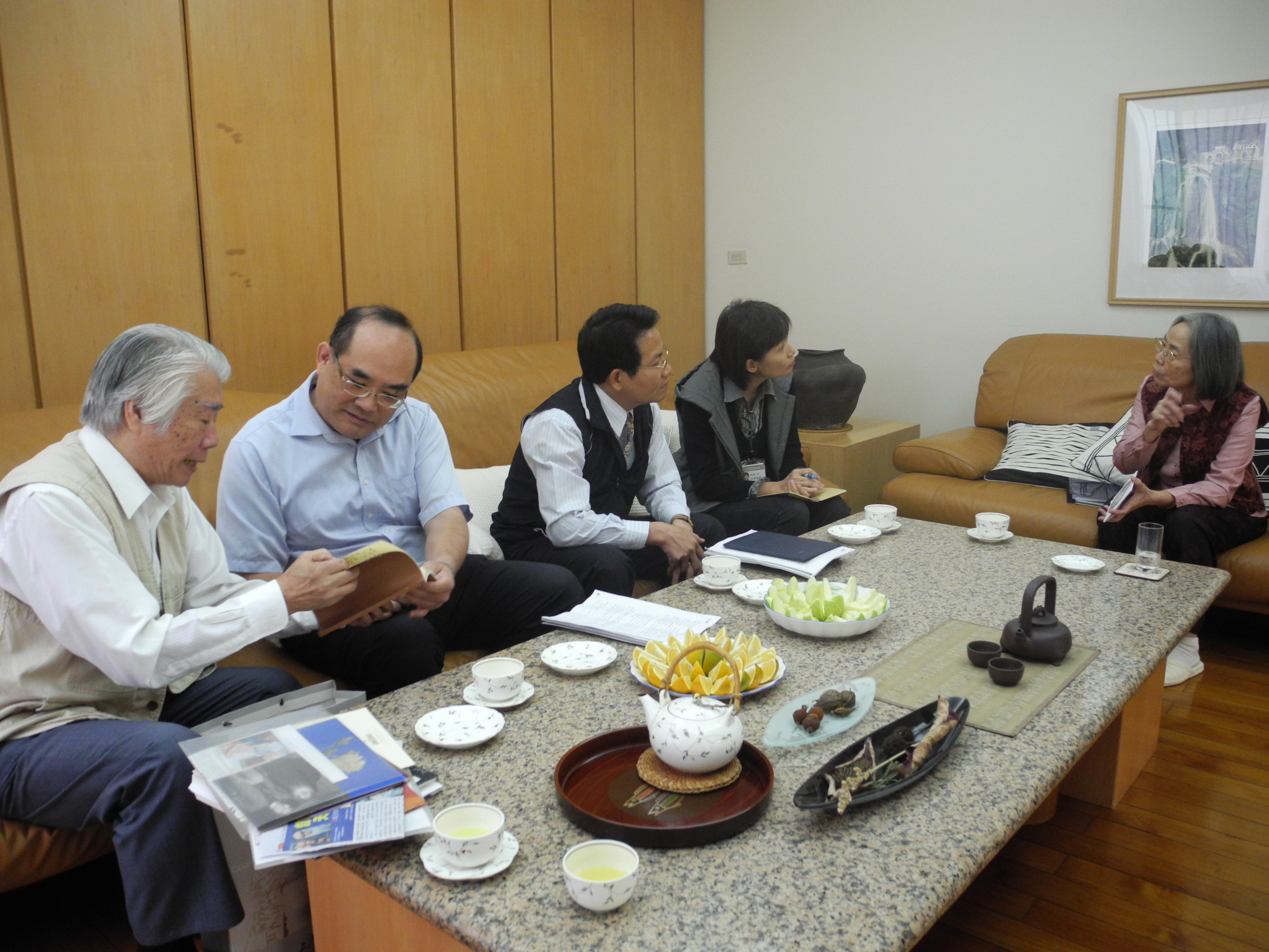 圖３：張鴻銘館長（左二）、整理組林明洲組長（中）與蔡秀道老師（右一）、藝術家謝文昌先生（左一）相談甚歡