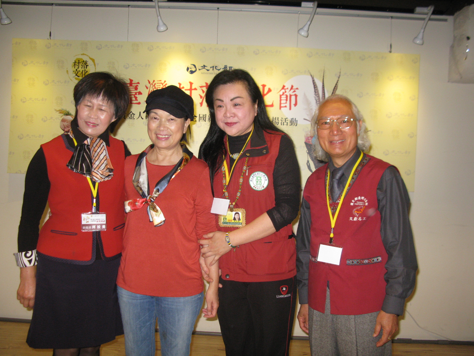 圖五.本館志工高森先生(右1)獲文化績優志工銅牌獎與文化部龍應台部長(左2)合影