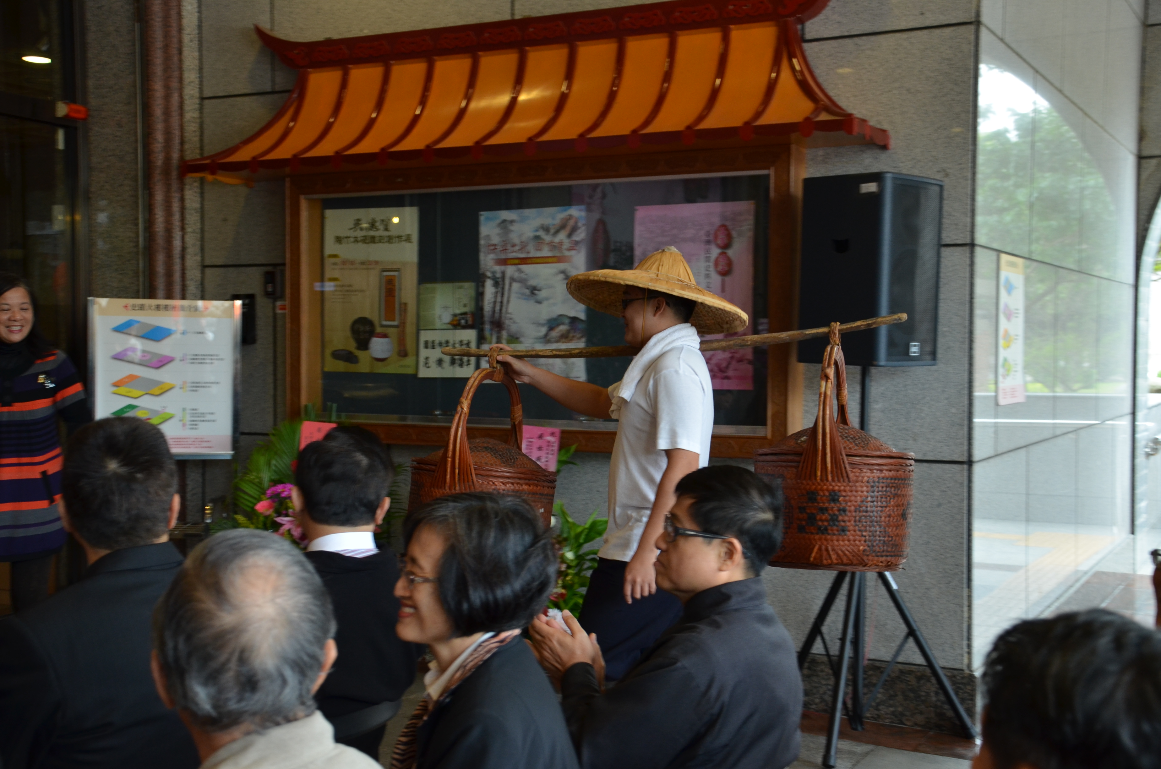 圖7.仿古式挑喜餅進場分送參與來賓品嘗