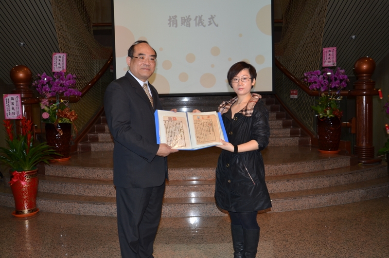 圖11：臺灣民俗文物協會許晏綺秘書長（右）捐贈「日據時期臺南麻豆林裕發祭祀公業文書」，由張鴻銘館長（左）代表受贈