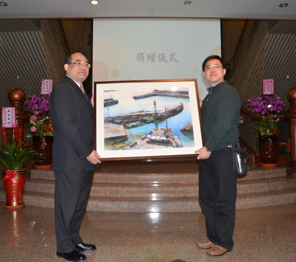 圖12：畫家鄧詩展老師（右）捐贈畫作「水湳洞漁港」，由張鴻銘館長（左）代表受贈
