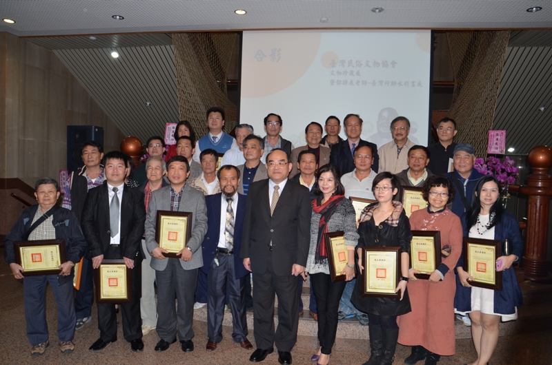 圖13：本館致贈感謝狀予展覽主辦單位臺灣民俗文物協會，並致贈參與展出狀予協會內各展件提供人