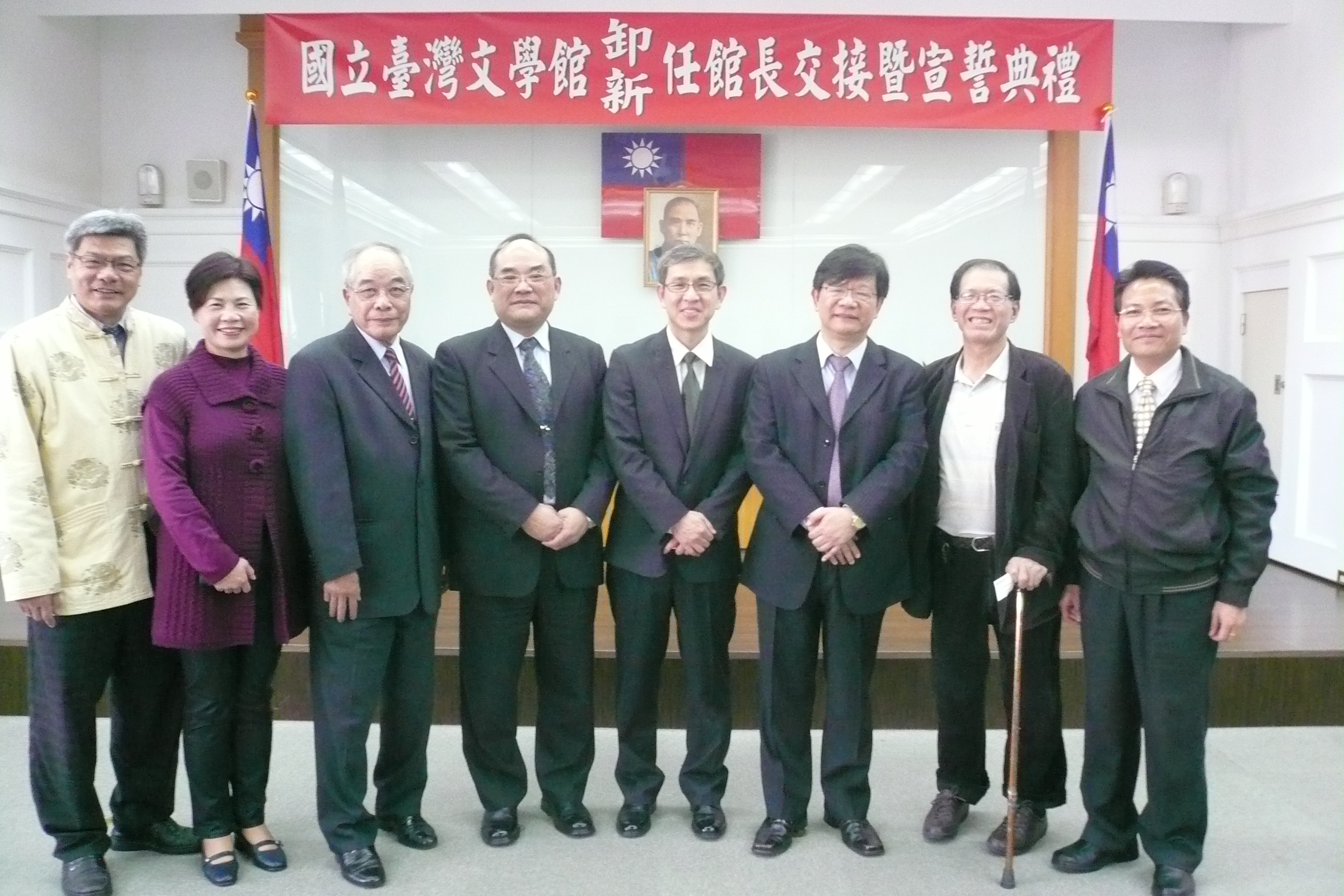 圖4：張鴻銘館長（左四）與參加典禮貴賓合影之二