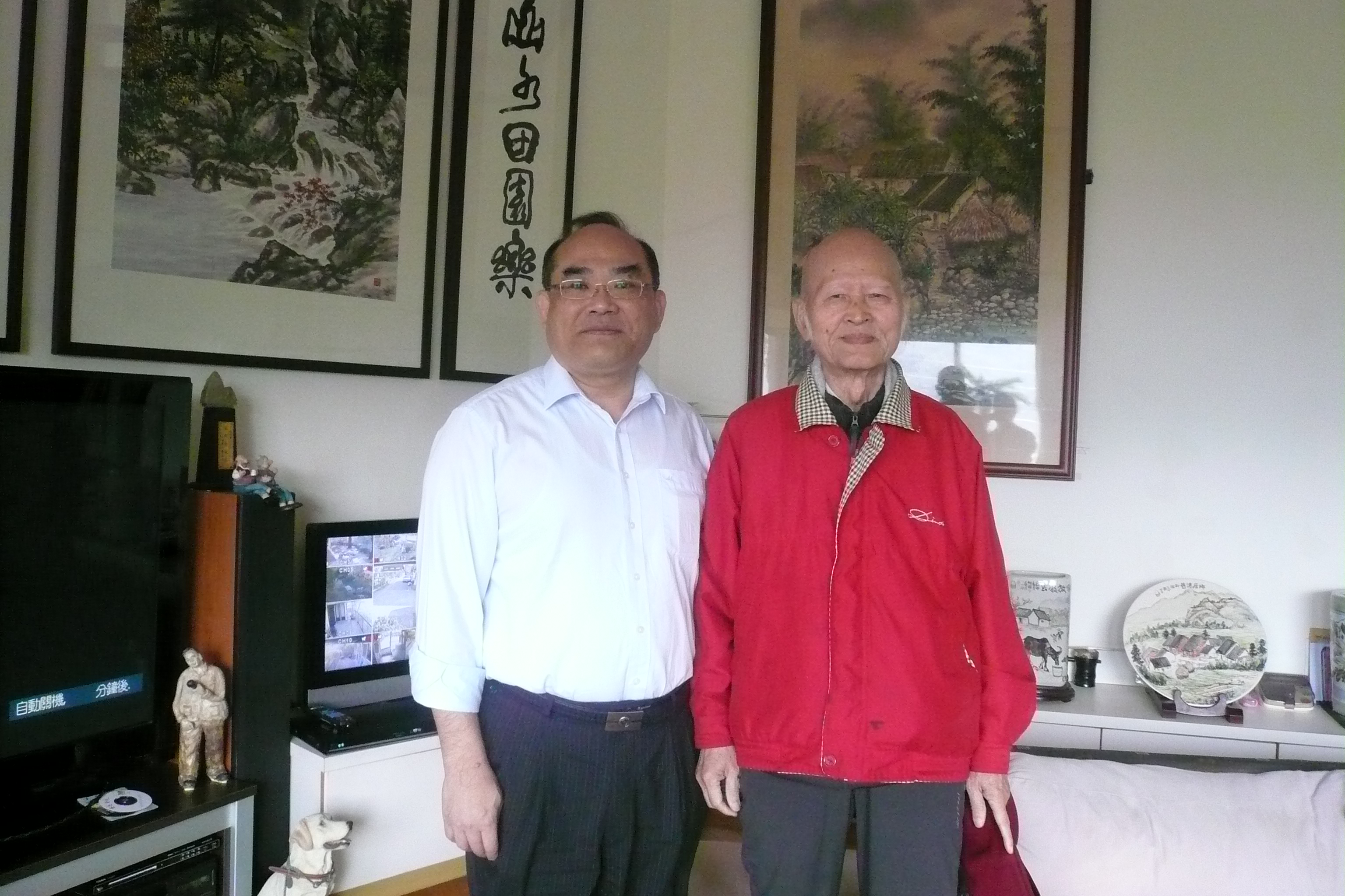 圖3：柯耀東大師（右）與張鴻銘館長（左）合影