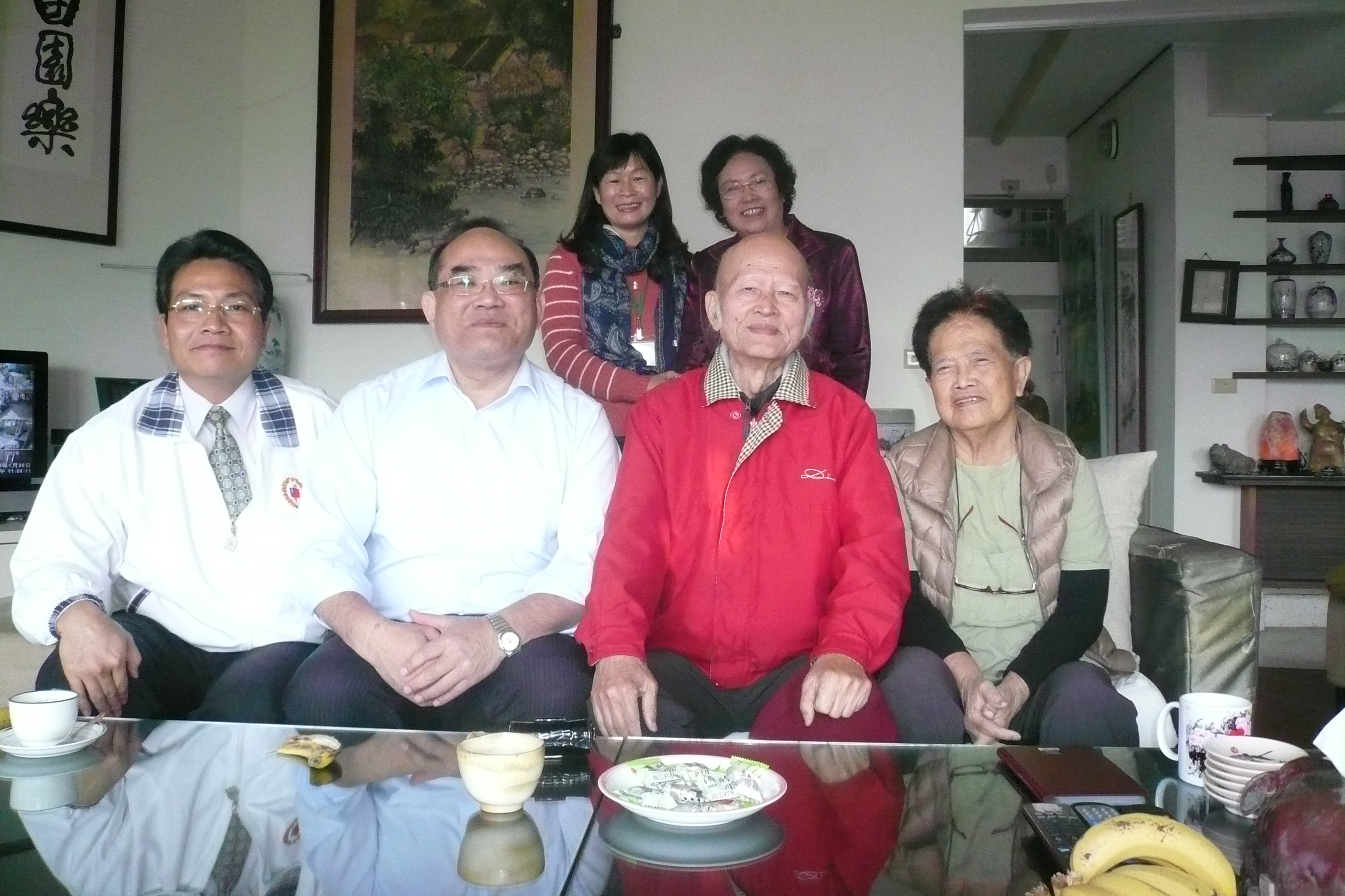 圖4：柯耀東大師伉儷（右）與張鴻銘館長（左二）、林明洲組長（左）、蔡佩秀主任（後排右）、毓肅美術館曾麗絹執行長（後排左）合影