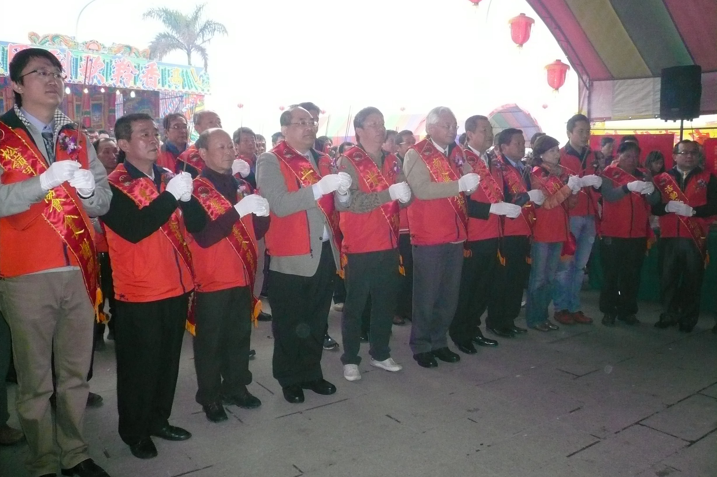 圖2：張館長鴻銘(左四)受邀與全體貴賓揭桃上香祈福
