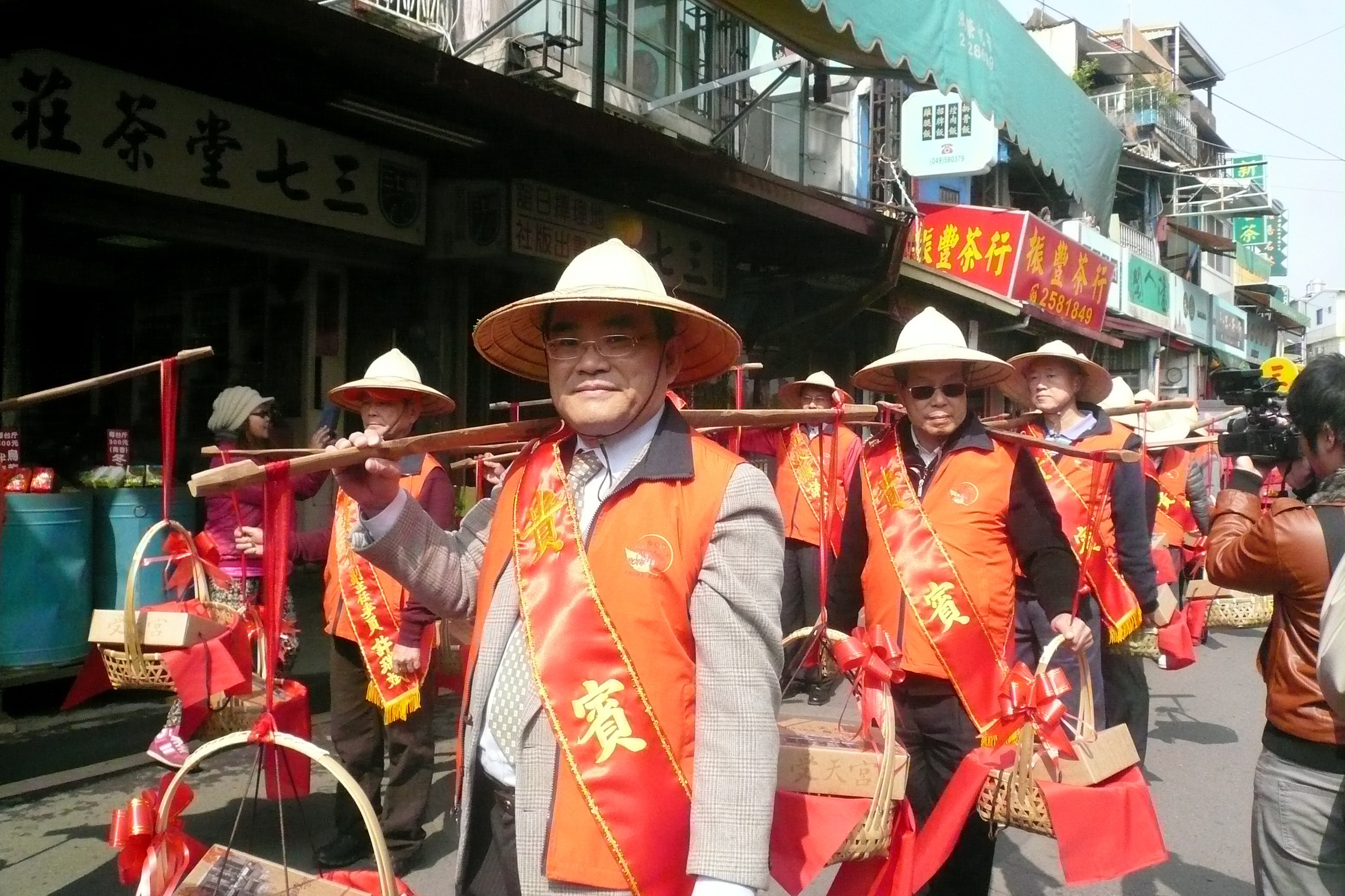 圖4：張館長鴻銘受邀與全體貴賓挑米糕桃進受天宮之1