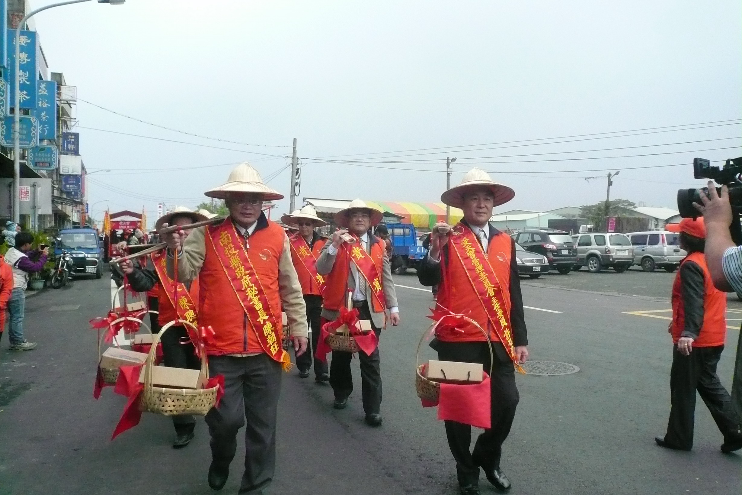 圖5：張館長鴻銘(中)受邀與全體貴賓挑米糕桃進受天宮之2