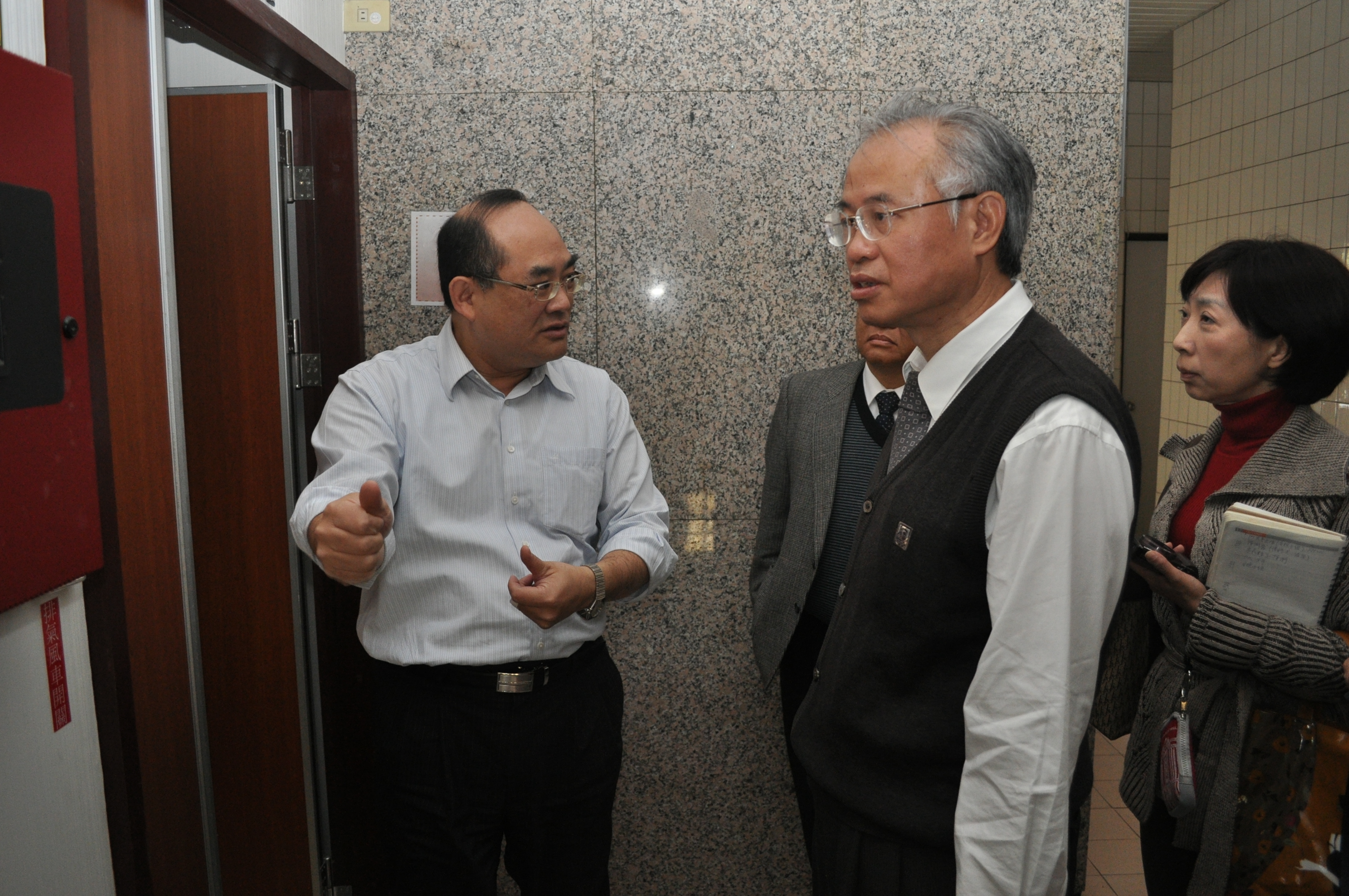 圖2：張鴻銘館長（左）介紹檔案庫房設施