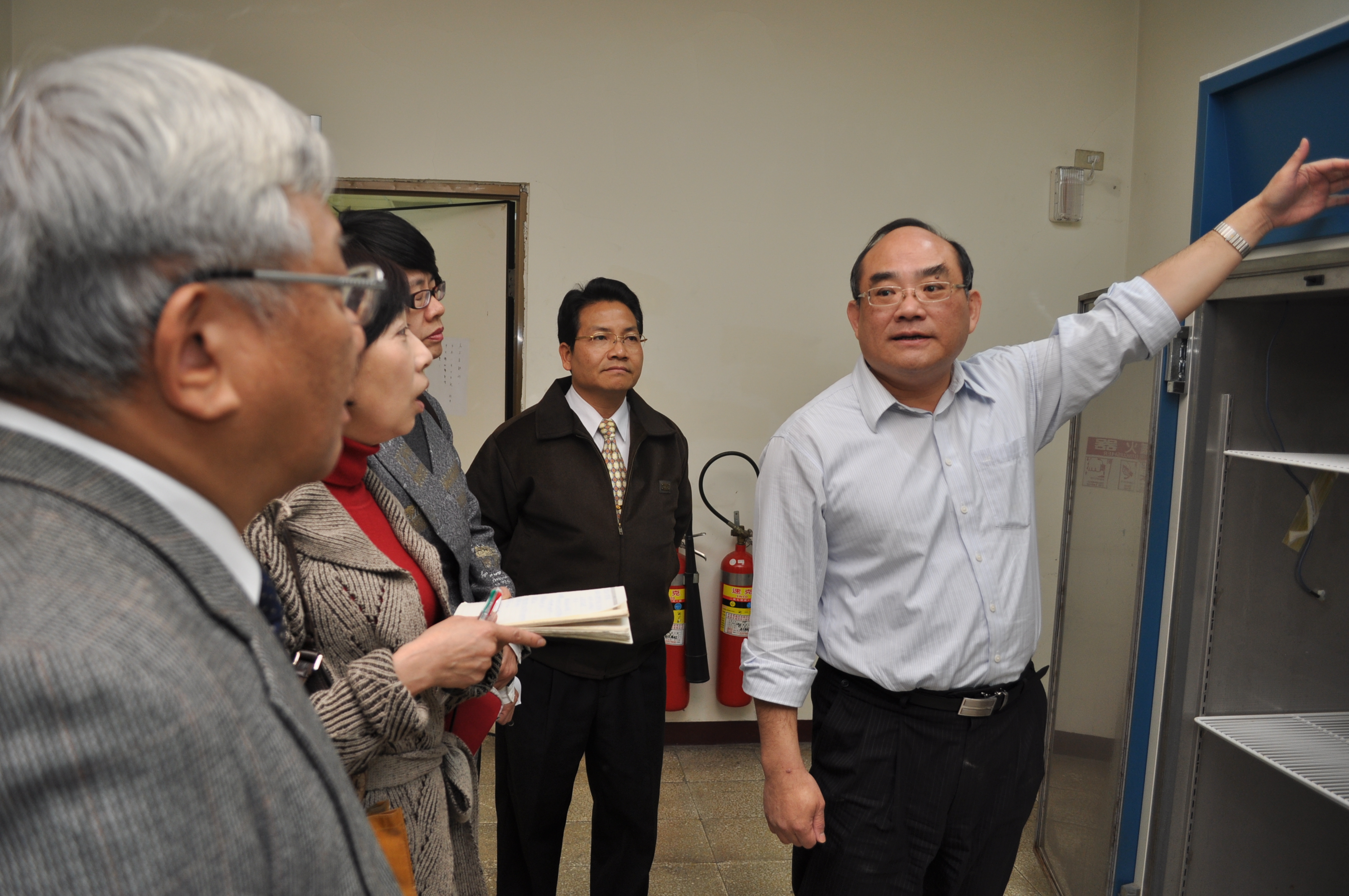 圖3：張鴻銘館長（右）介紹低溫冷凍