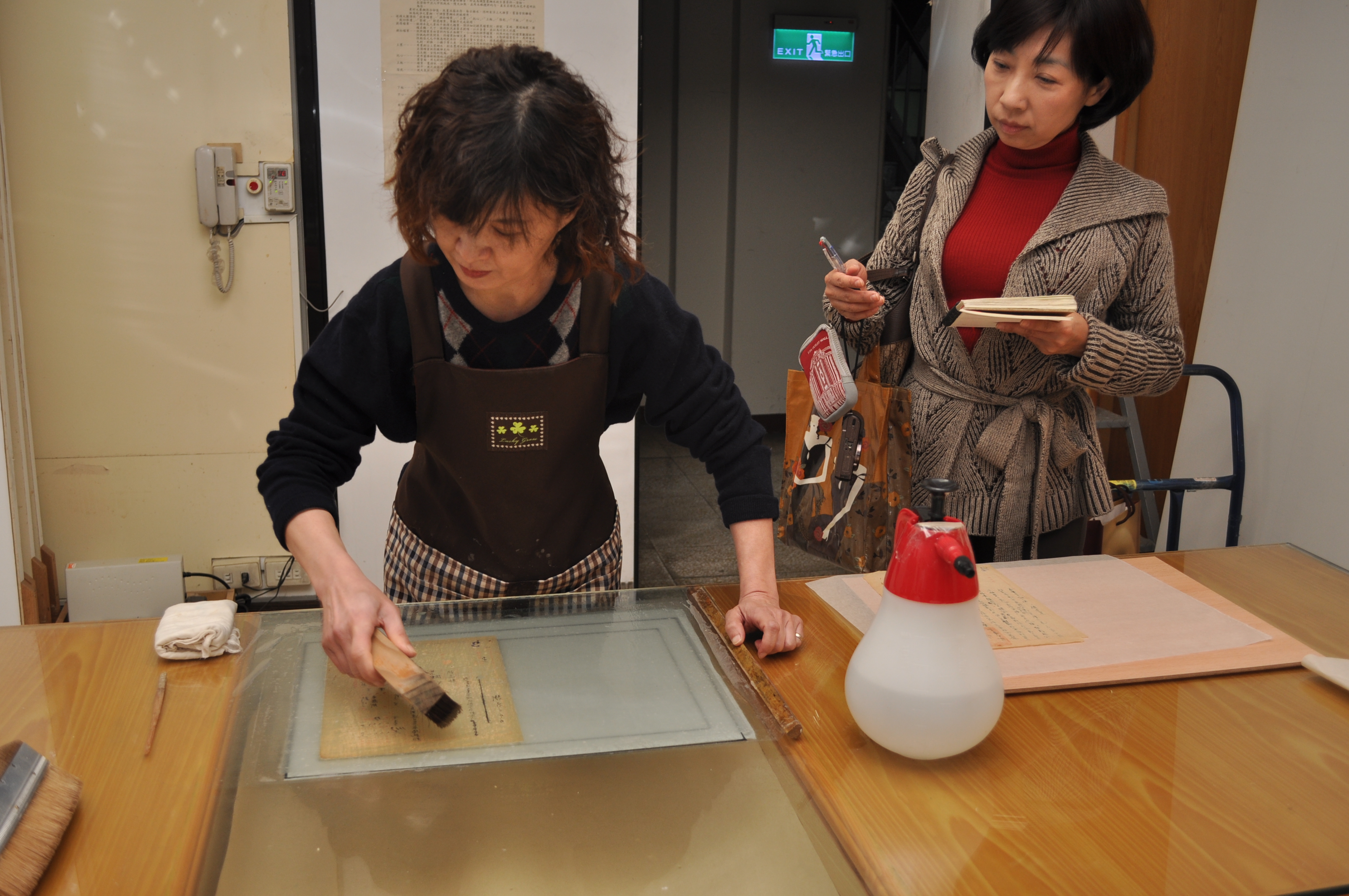 圖5：參訪團參觀本館檔案裱褙修護情形之二