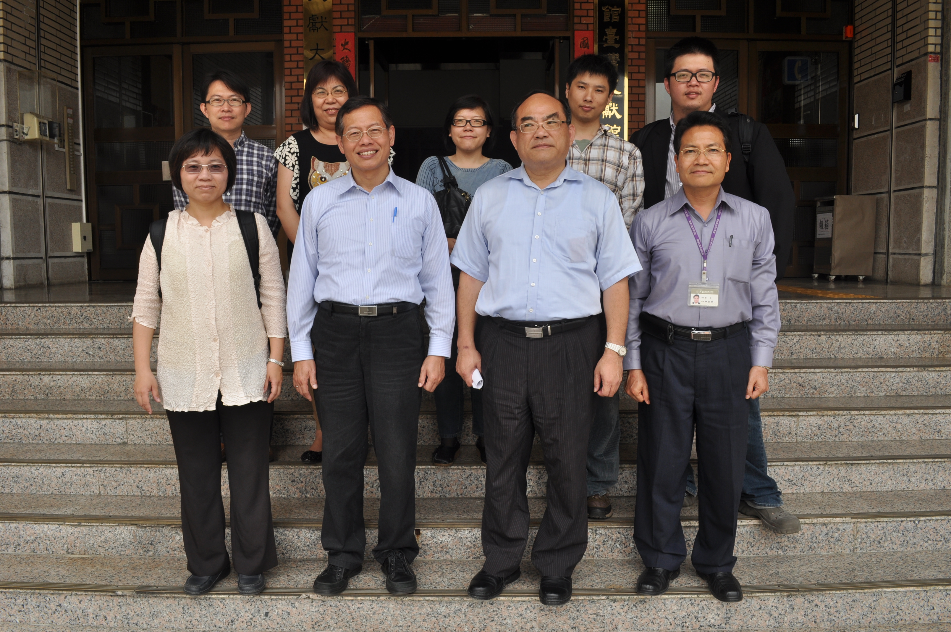 圖5：本館人員與政大圖檔所師生合影