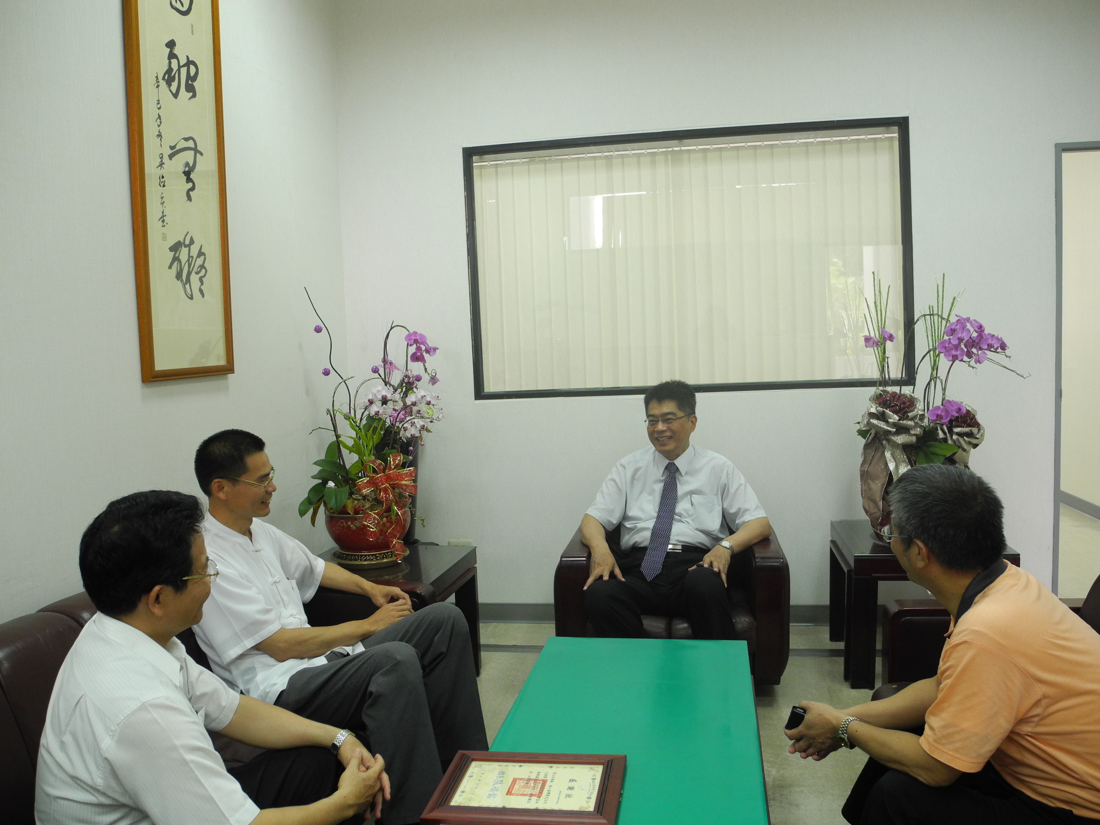 劉澤民副館長拜訪賈鴻奎主任及許明鎮主編致贈感謝狀　