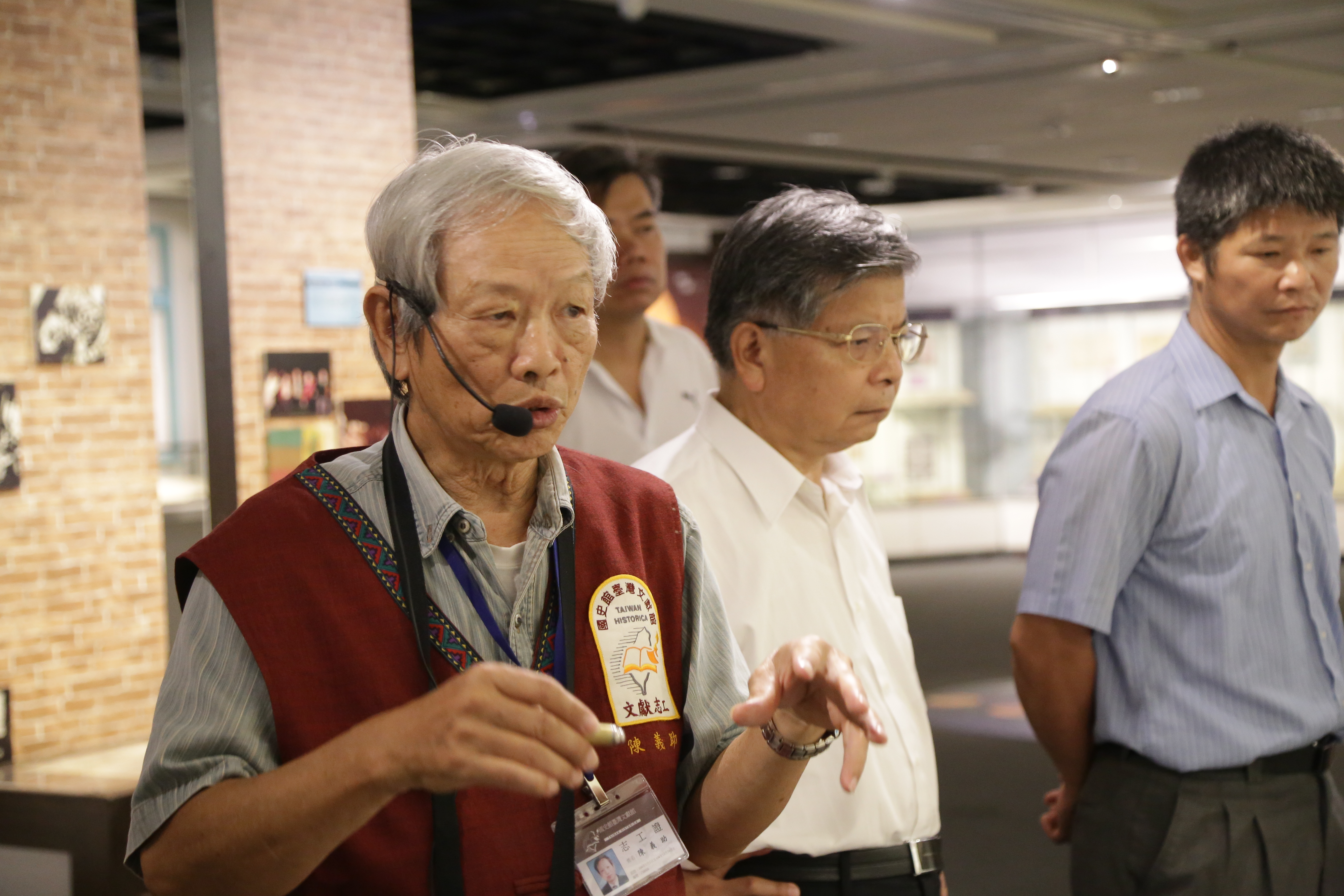 圖2：志工陳義助老師（左）現場導覽解說