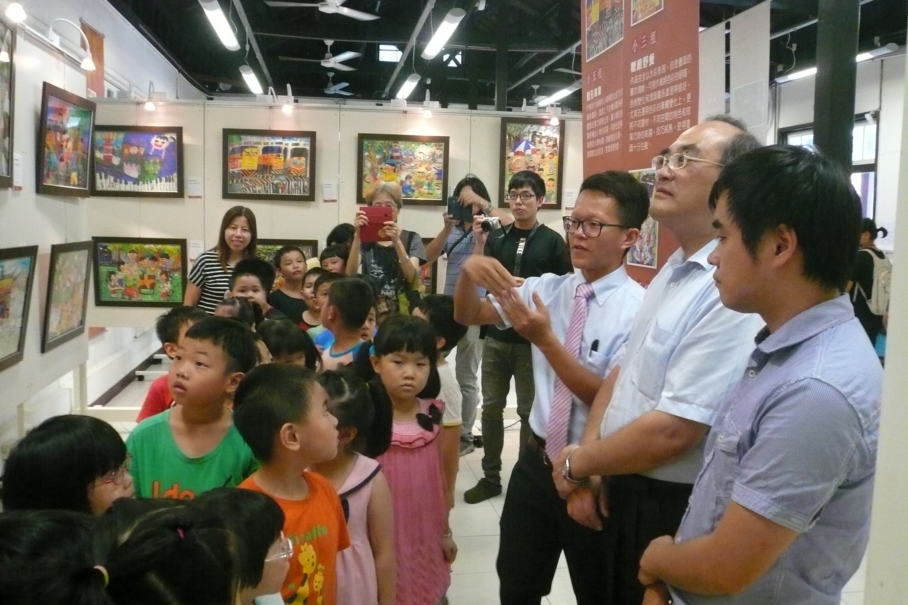 圖3.張鴻銘館長（右2）集集鎮長陳紀衡（右1）參觀特展