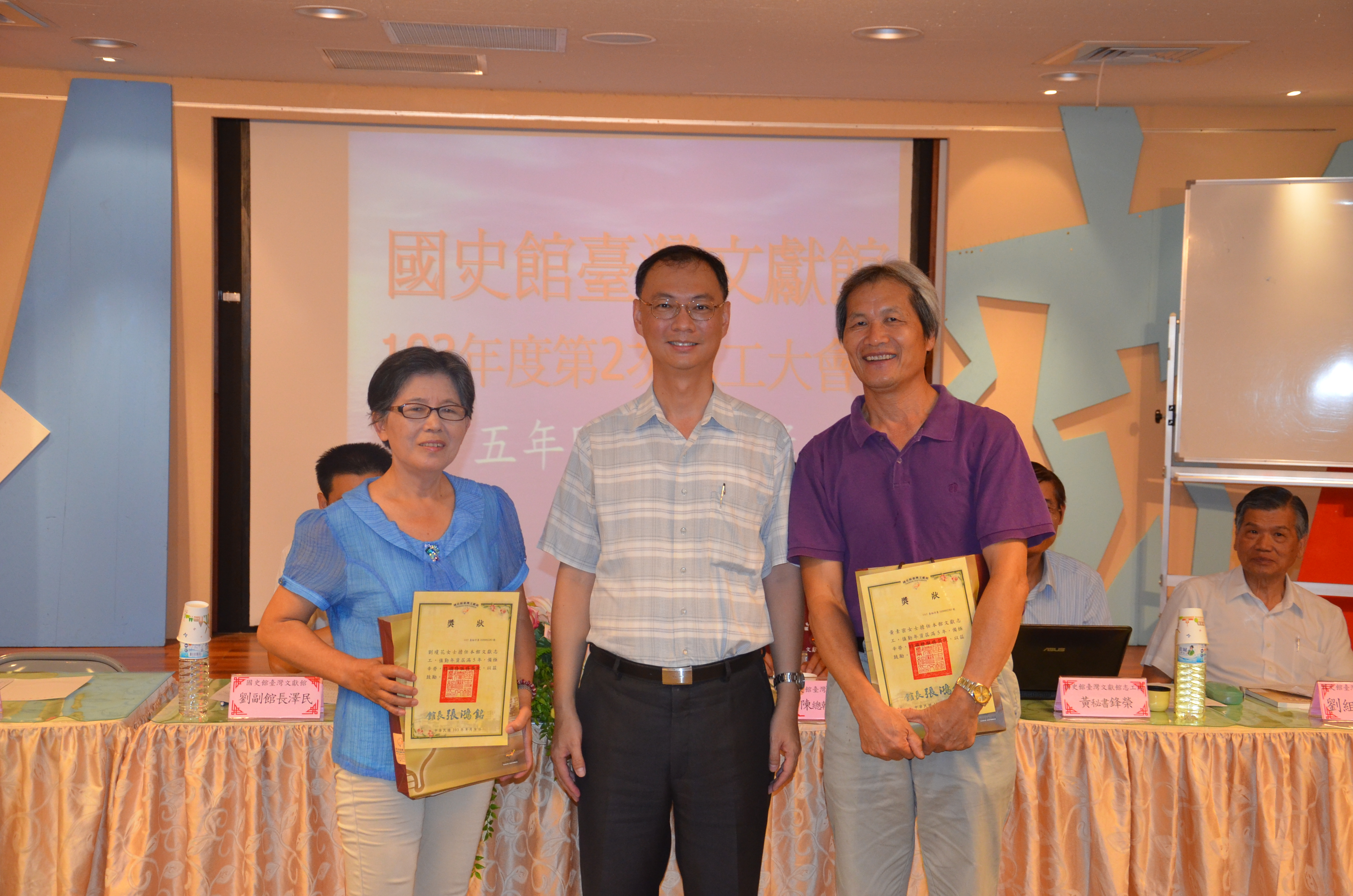 圖7:王希智主任秘書(中立者)頒5年年資獎