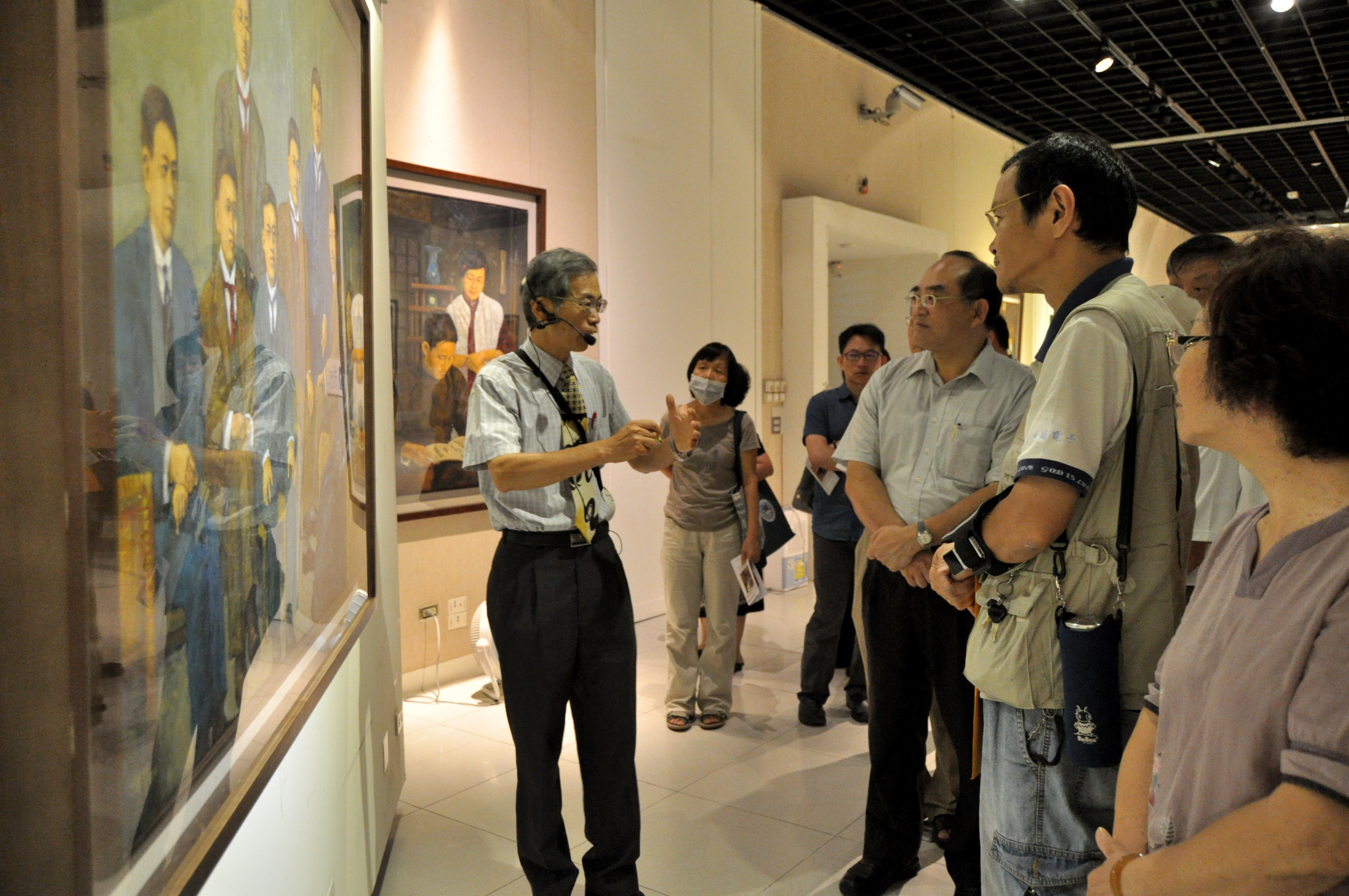 圖11：蔣渭水文化基金會蔣朝根執行長展場導覽