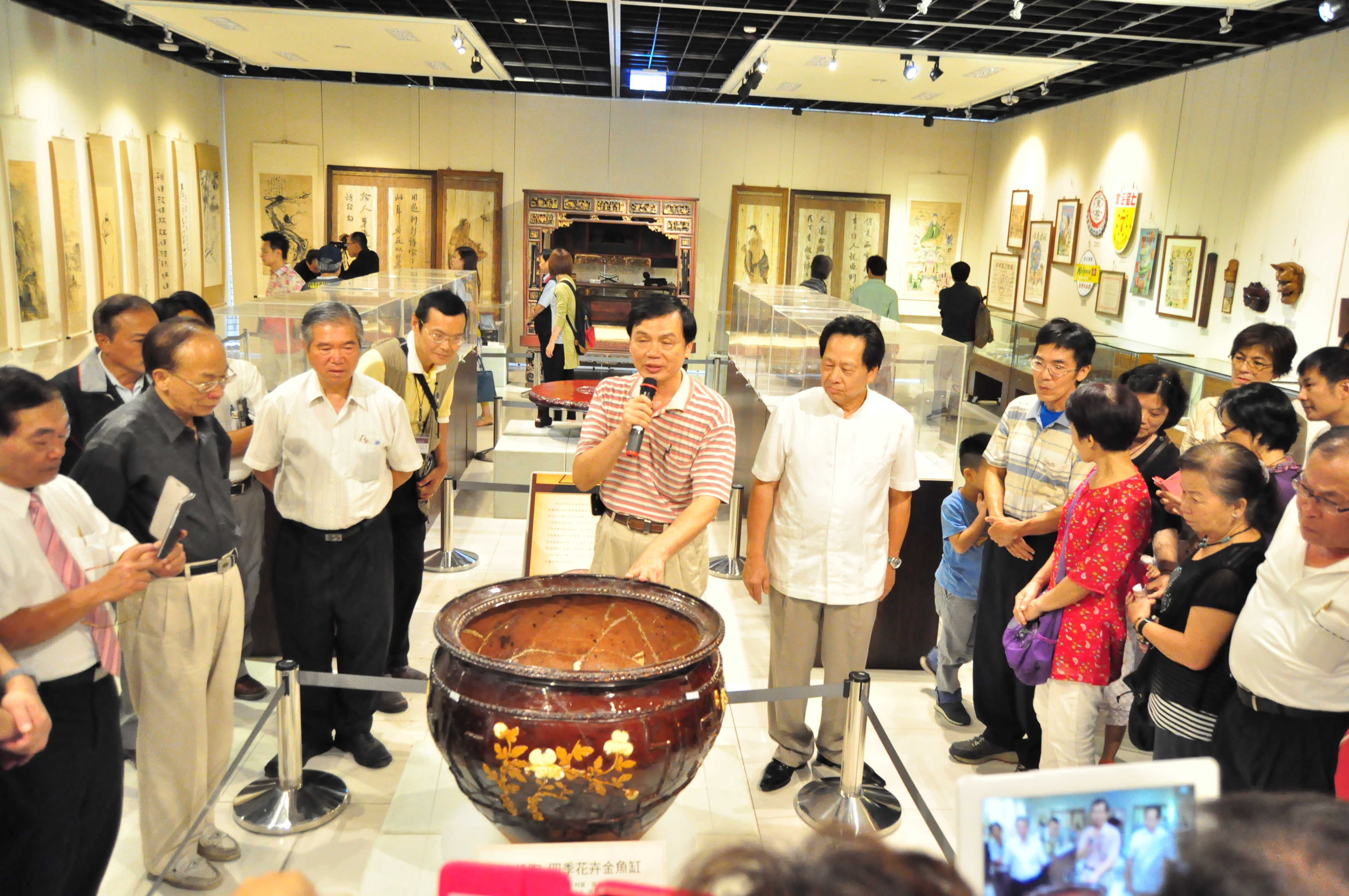 圖3:展出人梁志忠先生說明金魚缸因921地震損壞及修復重生過程
