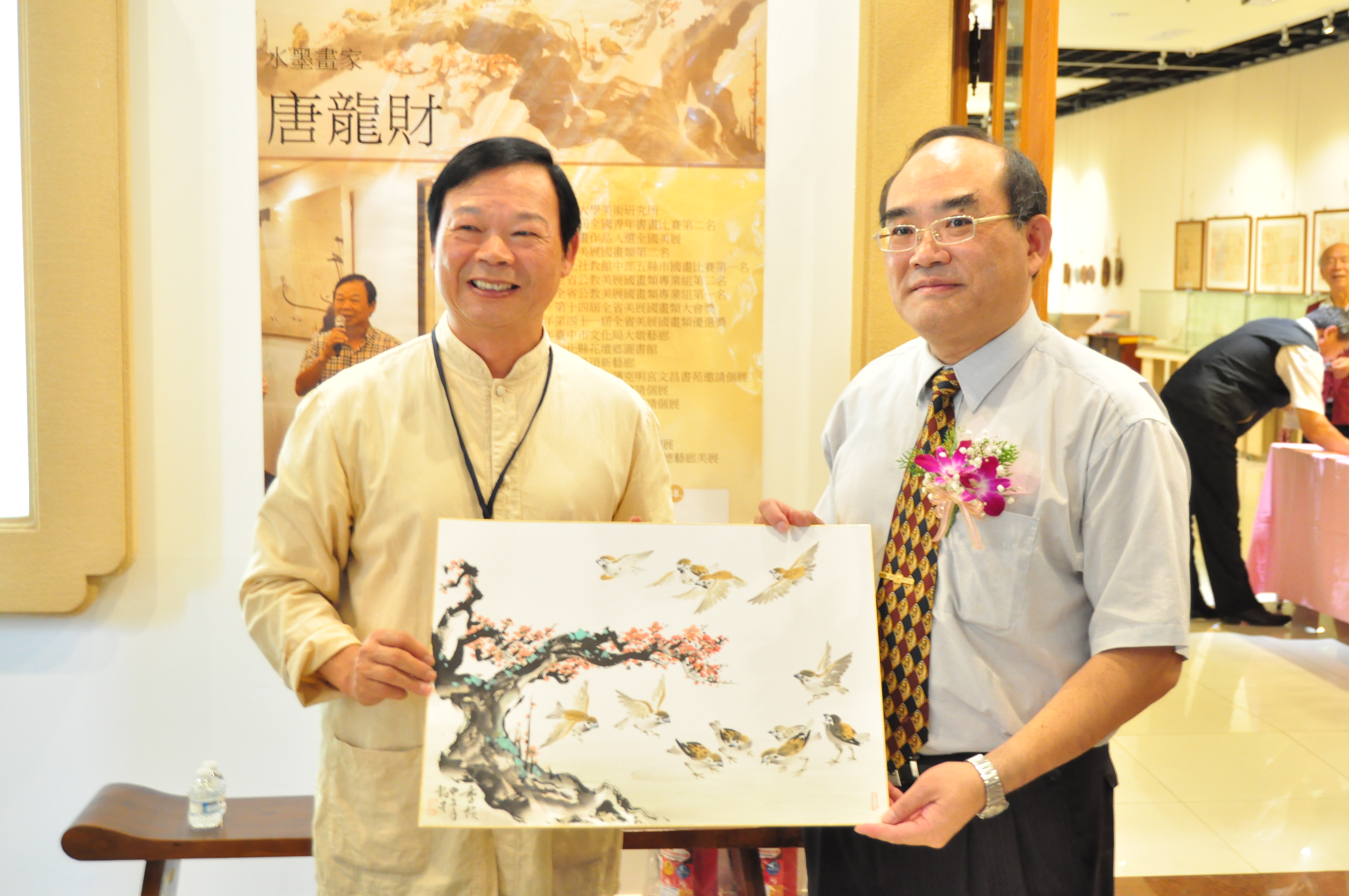 圖5:文墨畫家唐龍財現場作畫，並贈畫予本館張鴻銘館長