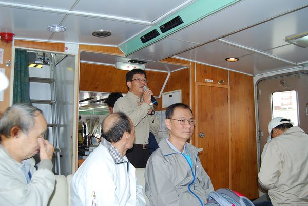 圖3.淡水河藍色公路渡輪上王希智主秘(右2)與志工聽取解說