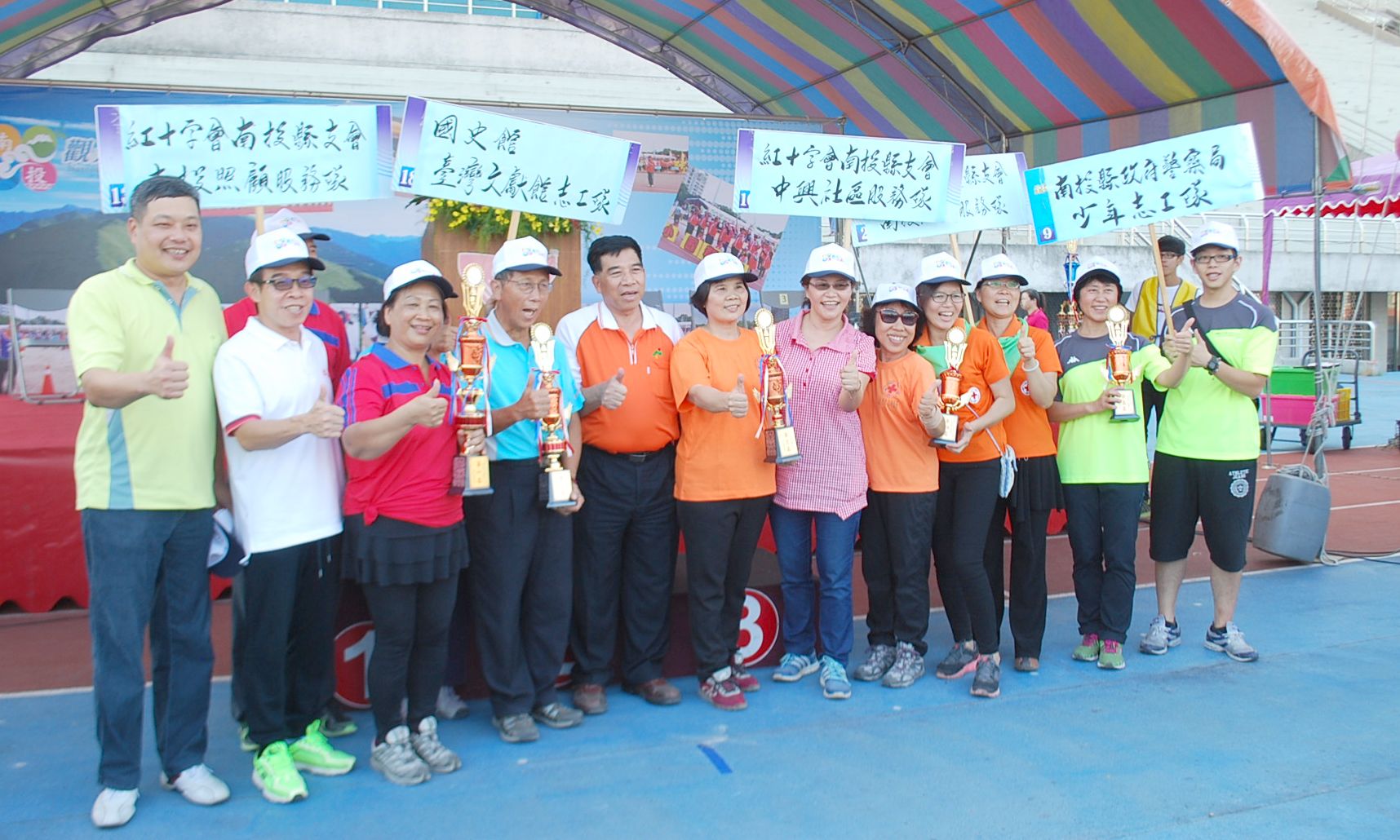 圖14.總錦標榮獲第二名由莊信賢隊長(左4)代表領獎