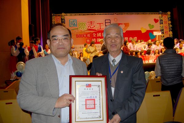 本館志工張慶龍先生榮獲衛生福利部103年度全國績優志工金牌獎
