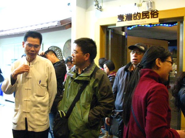 圖三、本館陪同參訪團參觀本館常設展