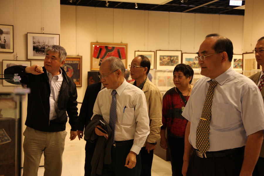 圖8:展件提供人郭双富先生，在展場為臺灣省政府林政則主席(中)、本館張鴻銘館長(右)及現場貴賓詳細介紹展件