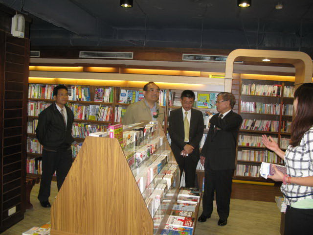 圖3.楊榮川董事長(右2)親自為張鴻銘館長(左2)與林明洲專門委員(左1)等來賓介紹書店陳設