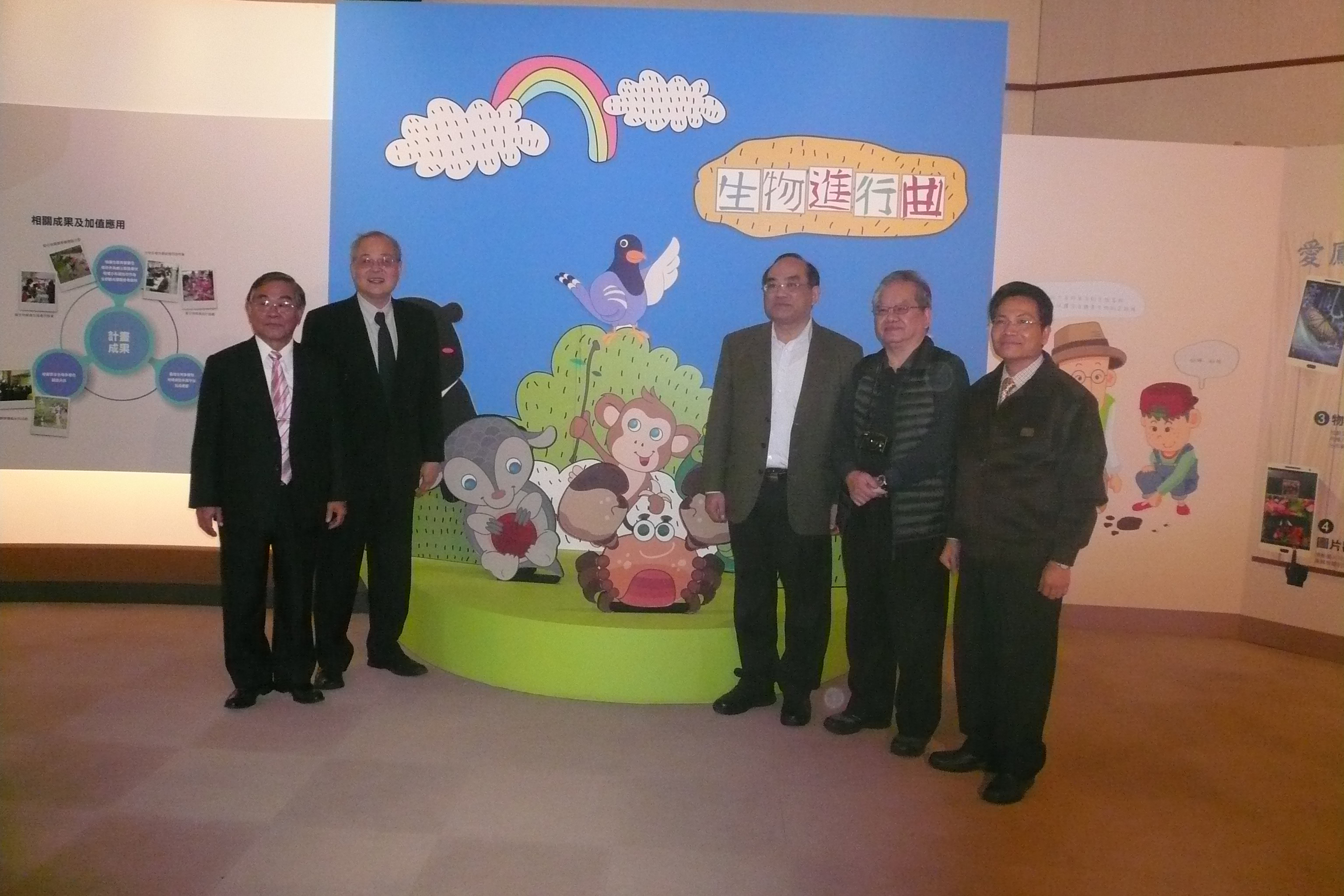 圖5.張鴻銘館長（中）與參加貴賓合影