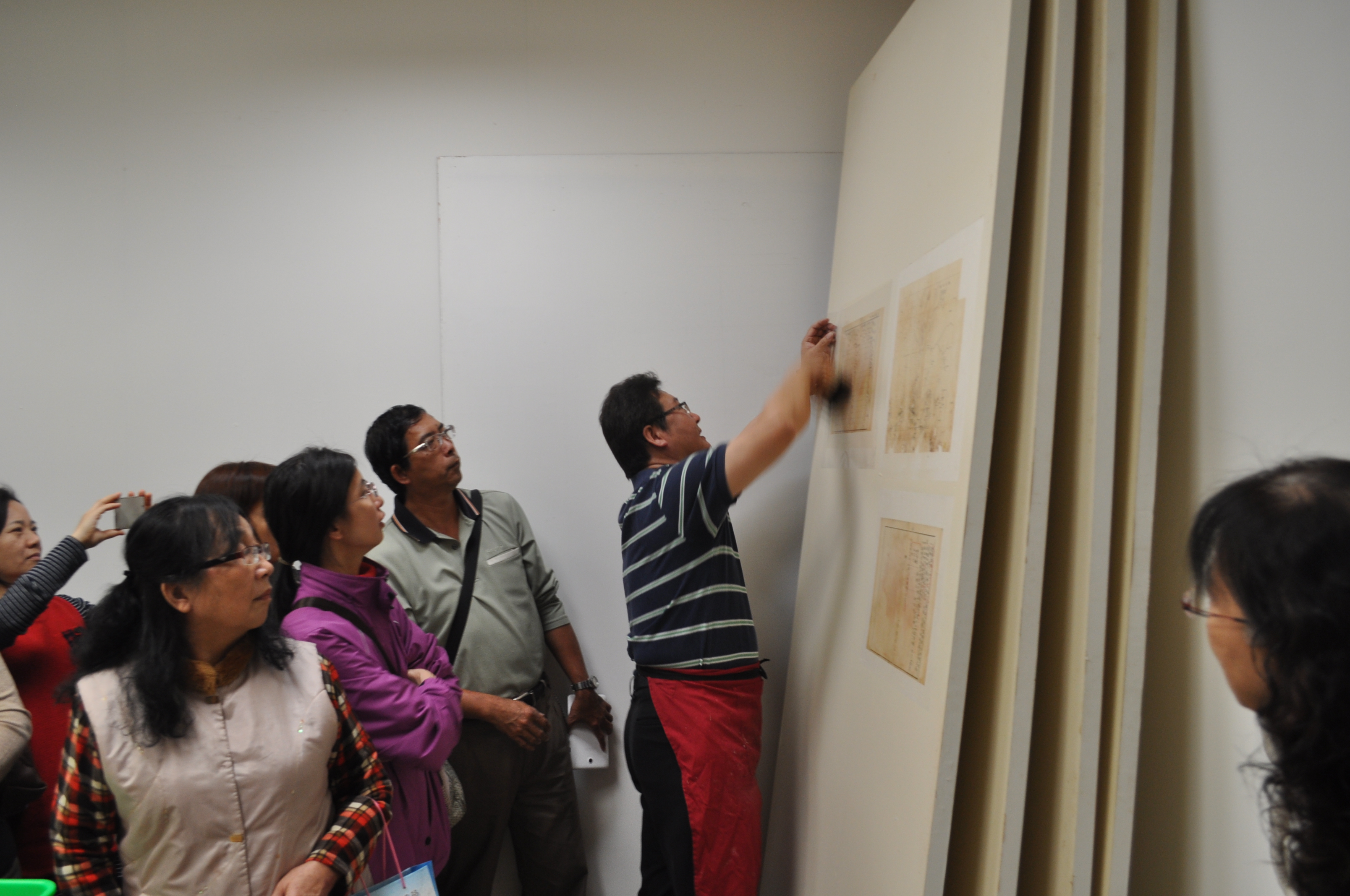 圖2：參訪來賓參觀本館檔案裱褙維護情形
