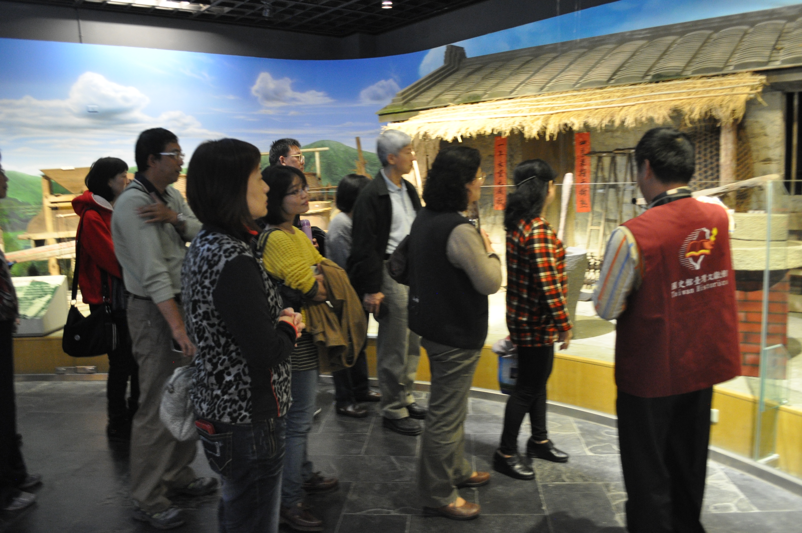 圖3：參訪團參觀文物大樓展示室