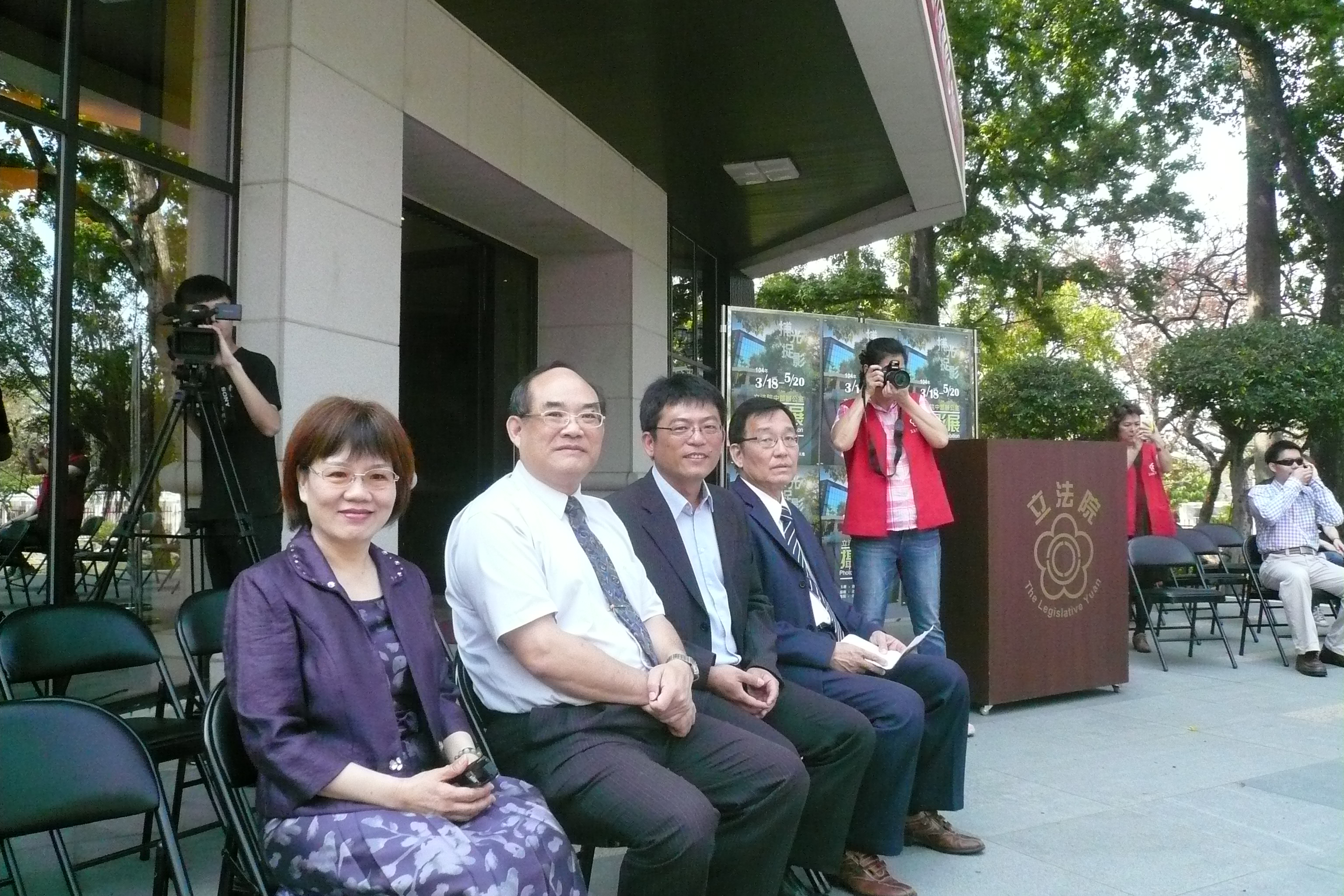 圖4.張鴻銘館長（左2）參加攝影展開幕典禮