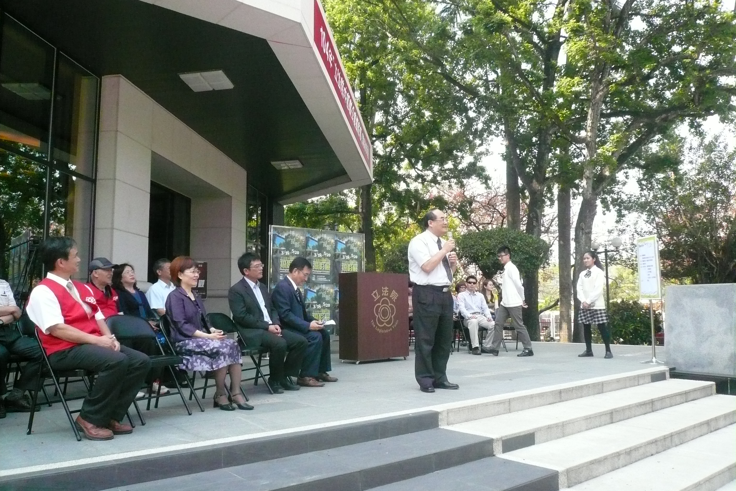 圖5.張鴻銘館長參加攝影展開幕典禮，受邀致詞