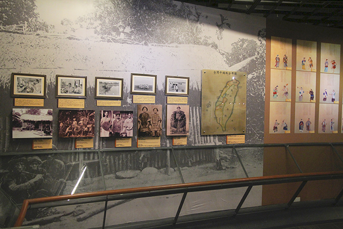 There are some pictures of plains aborigines on the wall. Visitors may see their living style and dressing. There is a plains aborigine distribution on the right of the picture.