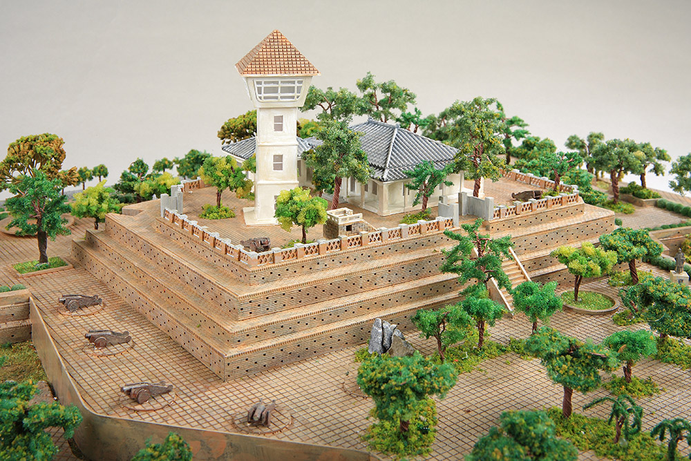 This is a model of Fort Zeelandia. It was a fortress built over ten years from 1624 to 1634 by Dutch.