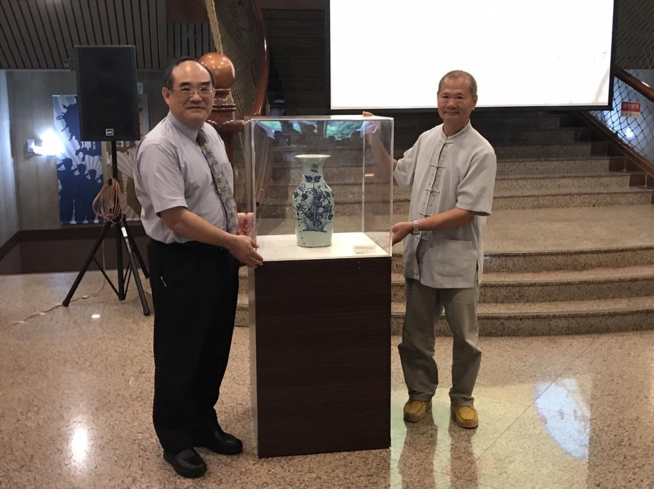 圖17：朱芳本先生捐贈青花鳳凰花瓶予本館典藏及教育展示，由張鴻銘館長代表受贈。