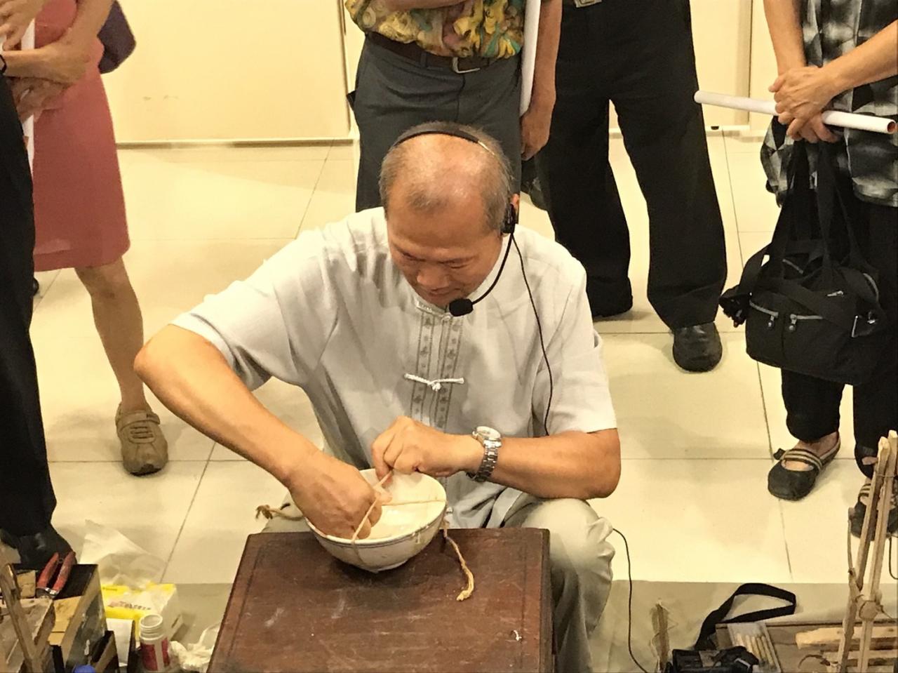 圖20：朱芳本先生示範傳統補硘技藝