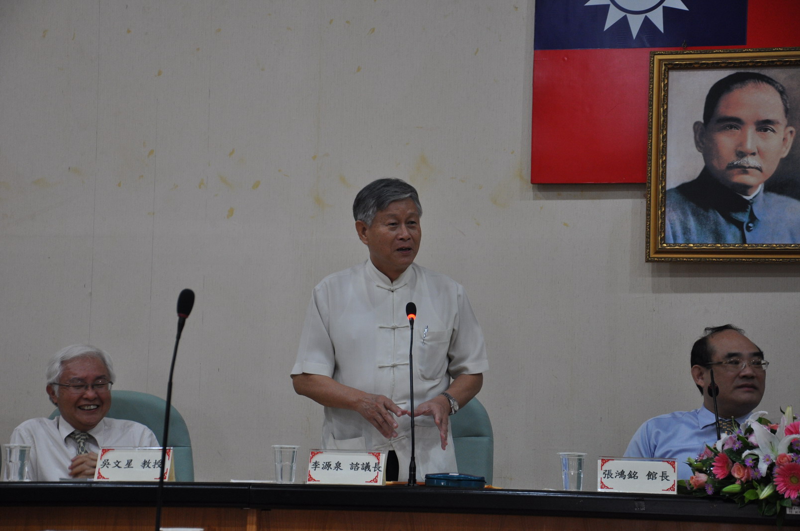 臺灣省諮議會李諮議長源泉(中)
