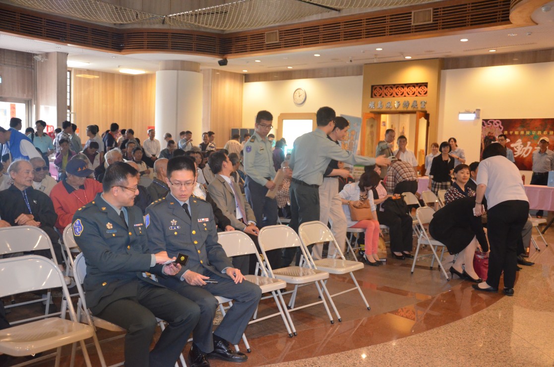 圖13：南投縣後備指揮部派出軍士官協助迎賓接待之1