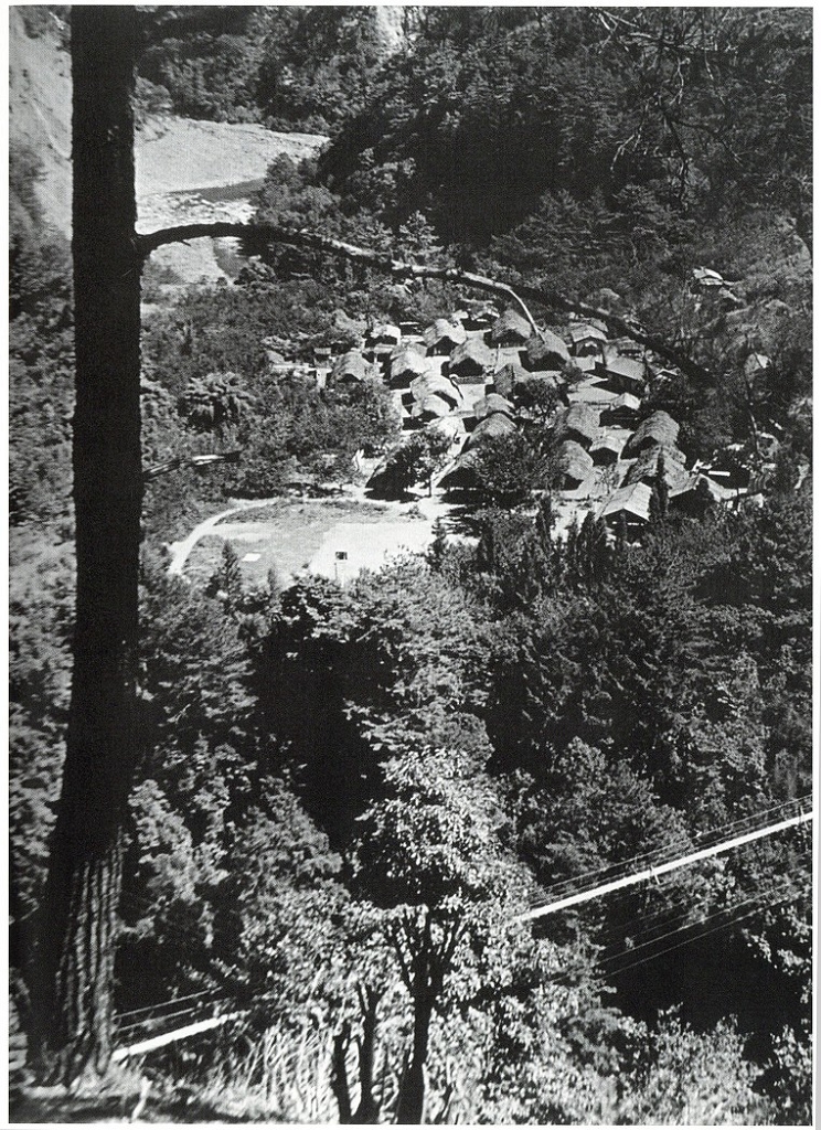 現在已沈在德基水庫的佳陽舊部落  1945/ 黃則修攝