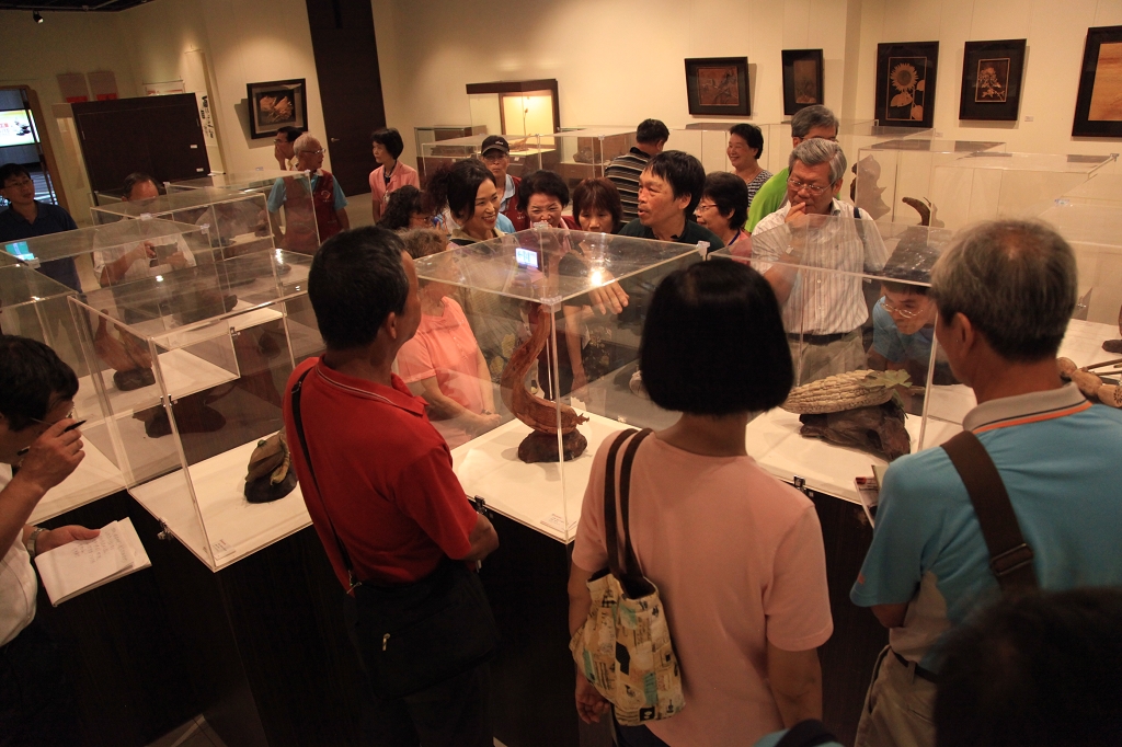 黃媽慶先生於展場內說明展件內涵
