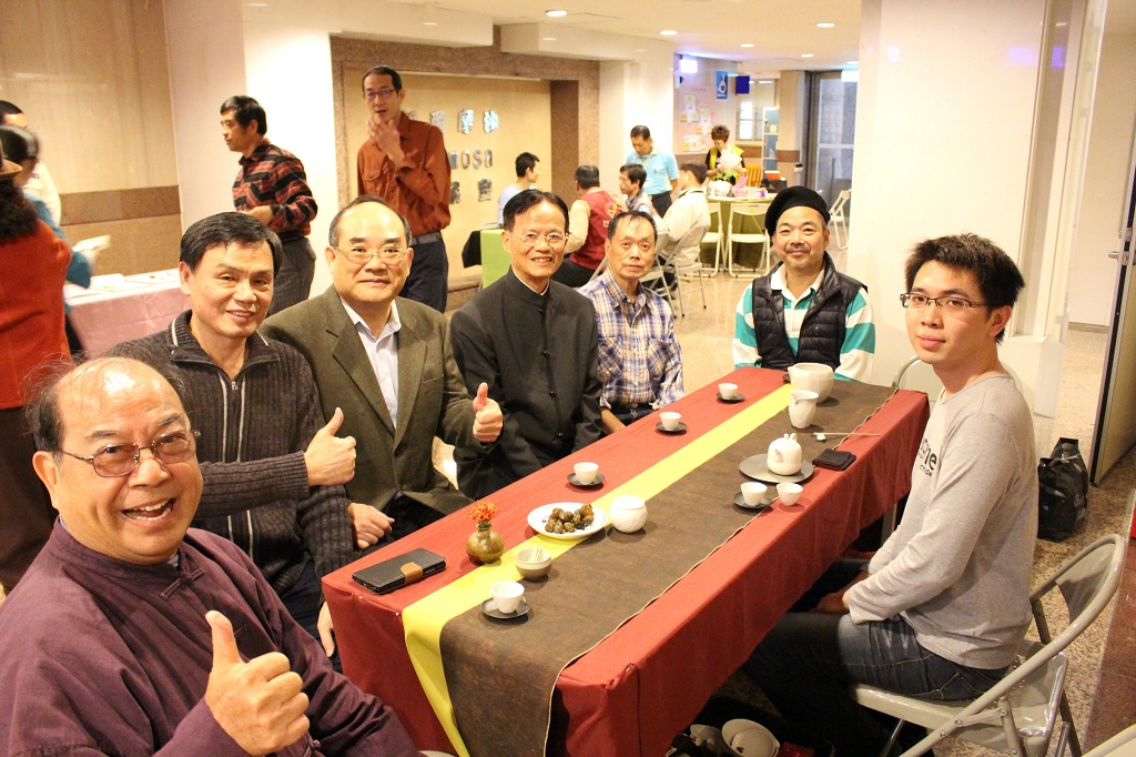 圖22：張鴻銘館長與貴賓於開幕茶席品茶
