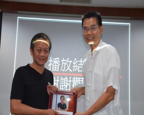 圖4：劉澤民副館長(右)致贈林茂賢副教授相片紀念