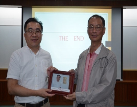 圖4：王希智主任秘書(右)致贈鄭政誠所長相片紀念