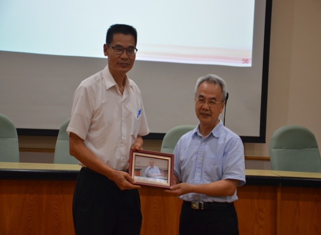 圖4：劉澤民副館長(左)致贈張維安教授相片紀念