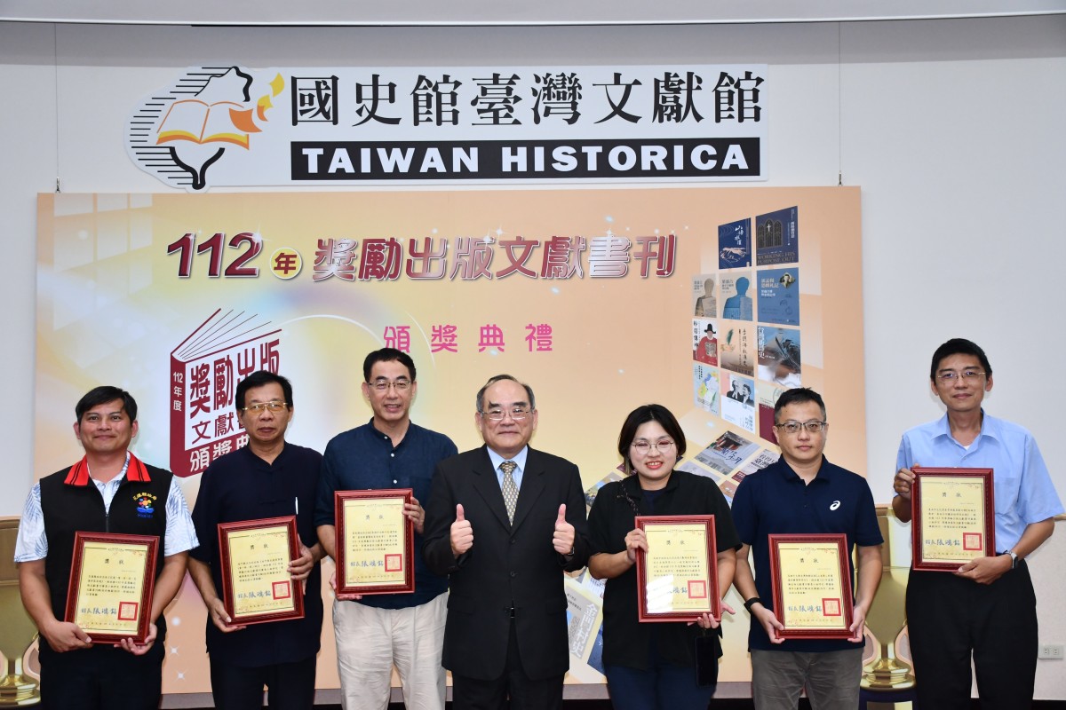 圖10：推廣性文獻書刊－政府機關佳作得獎代表合影(三)s.JPG