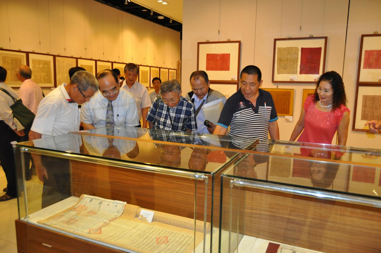開幕式圖10：展件提供人鐘金水先生(右二)展場導覽解說