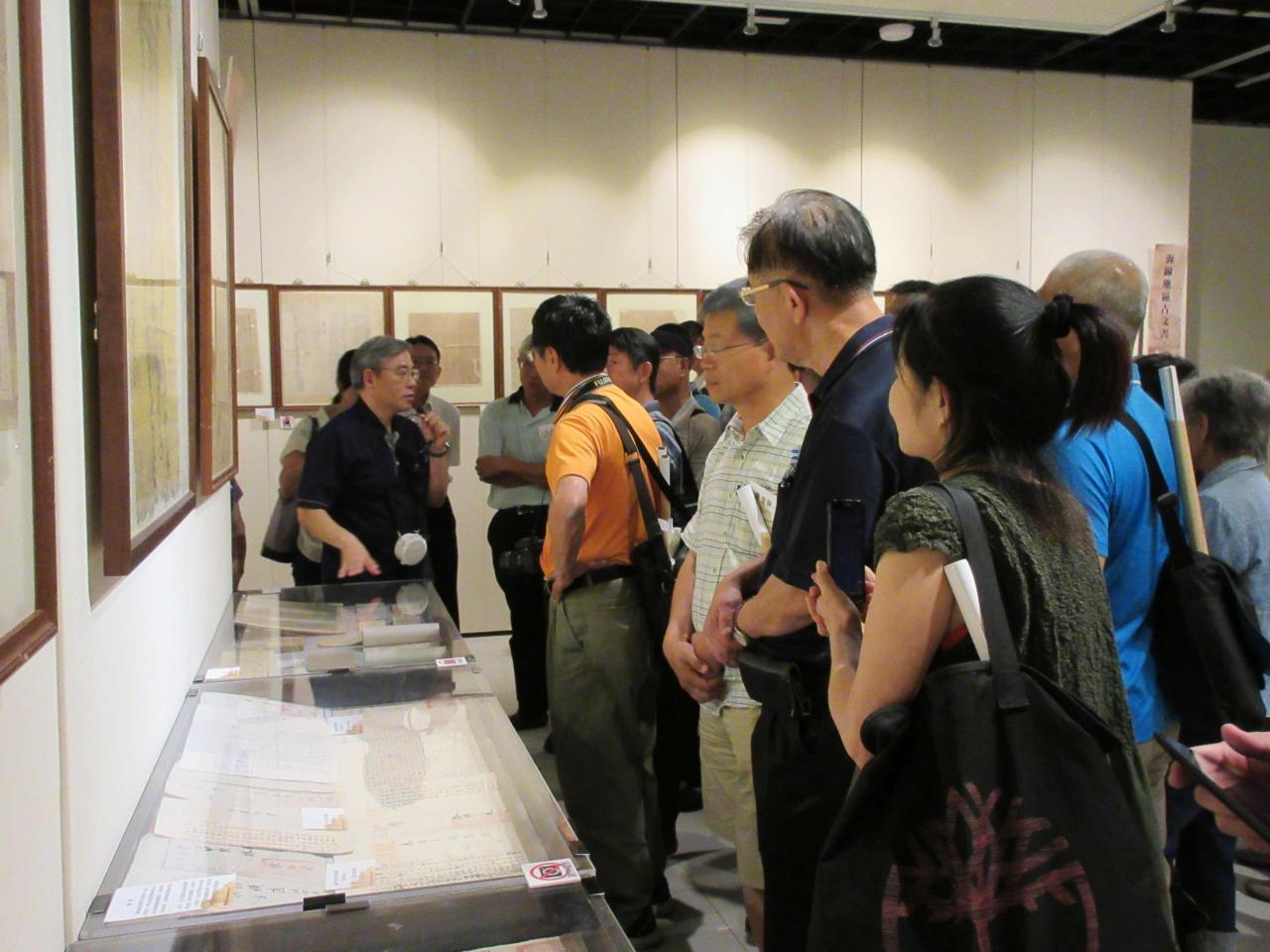 孟祥瀚理事長於「鰲峰仰止-臺中海線地區古文書特展」進行展覽現場導讀