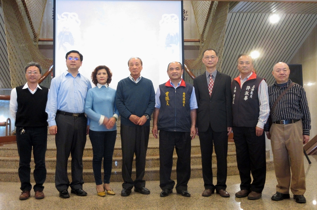 圖11：王希智主任秘書（右三）、洪平順老師（左四）、洪師母（左三）及與會貴賓合影。